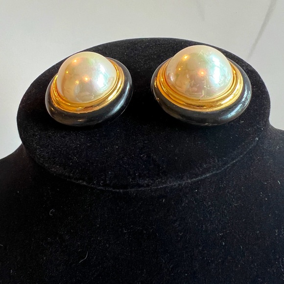 Vintage Christian Dior Gold Plated Faux Pearl Black Oval Clip On Earrings - Picture 4 of 6